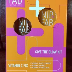 NIP + FAB Illuminate Give the Glow Kit Vitamin C Fix